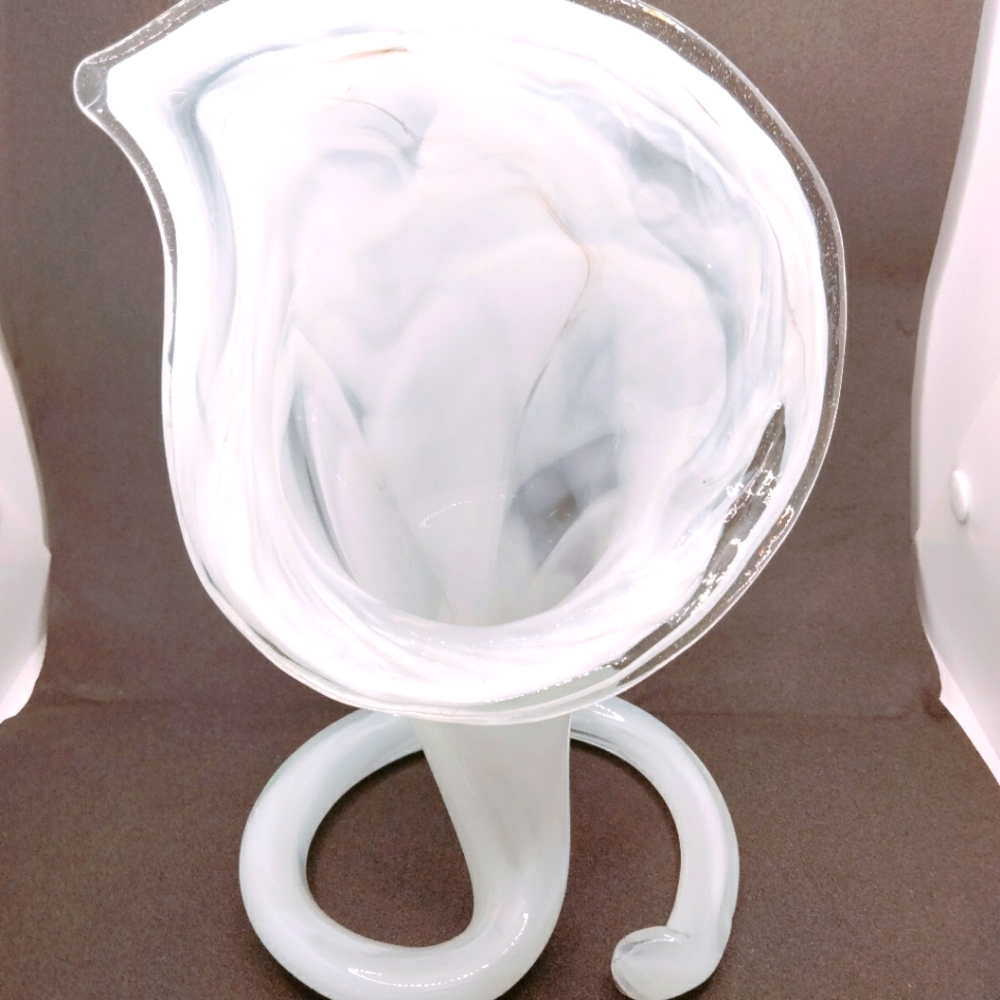 Gorgeous Vintage Coiled Bottom Bell Art Glass Vase, white and Clear